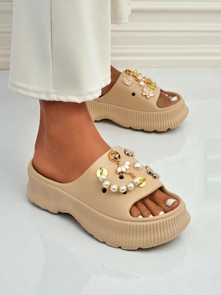 Royalfashion Sandale de damă din cauciuc cu ornamente Slash Glam