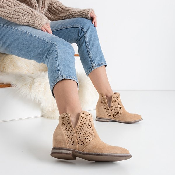 Cizme maro pe o pană de interior a'la cizme de cowboy Besiks- încălțăminte