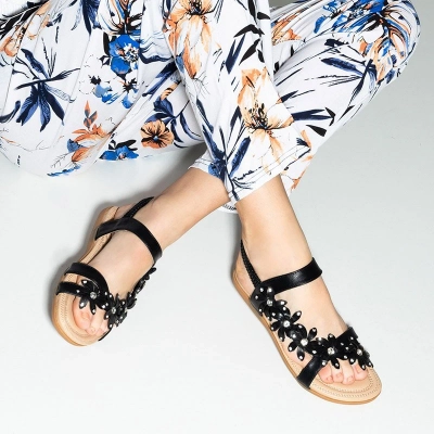 OUTLET Sandale negre de damă cu flori Aflori - Încălțăminte