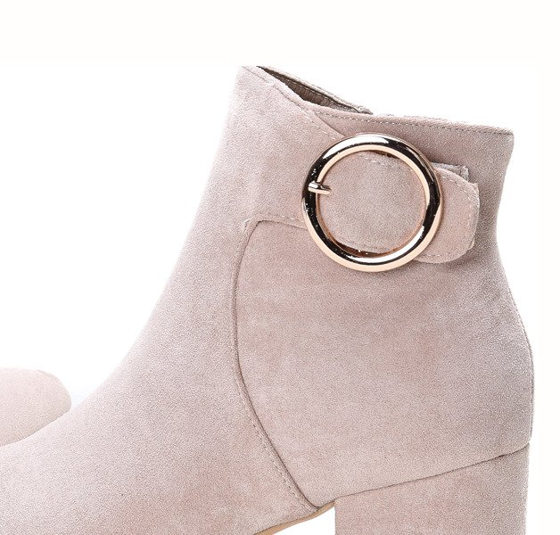 Beżowe botki na słupku z ozdobną klamrą Joelle- Obuwie