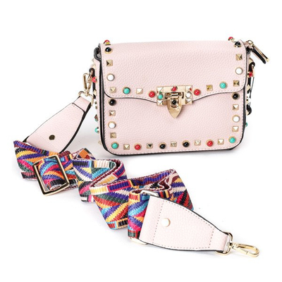 Mała torebka na ramię w kolorze różowym z ozdobami - Torebki