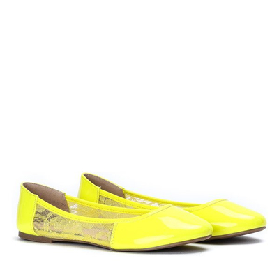 Lakierowane baleriny z koronkową wstawką w kolorze żółtym Everly - Obuwie