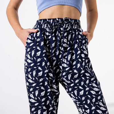 Pantaloni pentru femei din țesătură bleumarin cu pene - Îmbrăcăminte