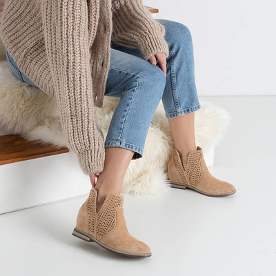 Cizme maro pe o pană de interior a'la cizme de cowboy Besiks- încălțăminte