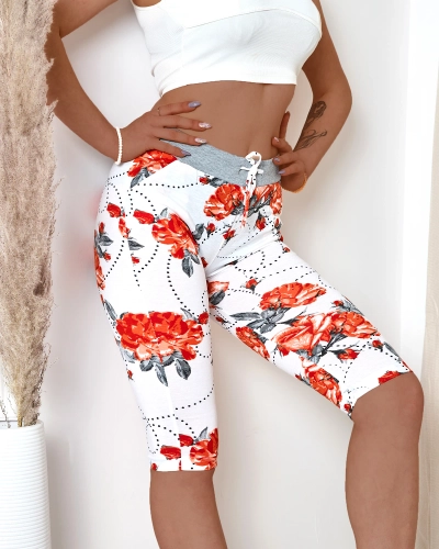 Pantaloni scurti de damă, lungi 3/4, florali, în alb și roșu MĂRIME PLUS - Îmbrăcăminte