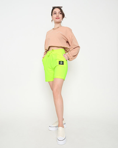 Pantaloni scurți de damă galben neon deasupra genunchiului - Îmbrăcăminte