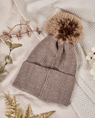 Căciulă de iarnă pentru femei de la Royalfashion cu pompon