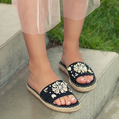 Czarne klapki z ozdobami Elicia - Obuwie