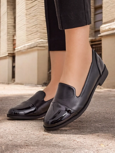 Royalfashion Mocasini eleganți pentru femei. Model unic de mocasini pentru femei, cu talpă plată. Un model clasic realizat dintr-o combinație de piele de catifea și eco-piele lucioasă, cu o talpă interioară din eco-piele. Perfect pentru purtare zil