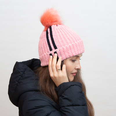 Căciulă izolată roz cu dungi albe și pompon - Accesorii