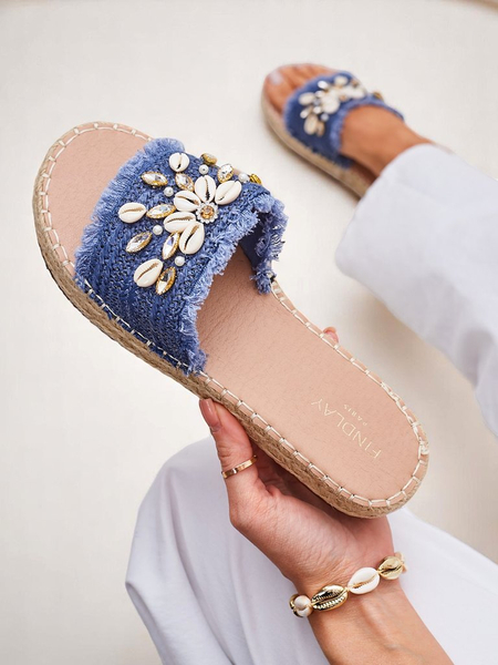 Letnie kapcie Royalfashion Calista – jasno-niebieskie z muszelkami na płaskiej podeszwie