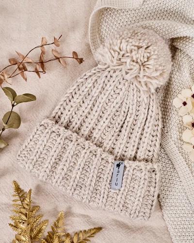 Căciulă de damă tricotată cu pompom de la Royalfashion