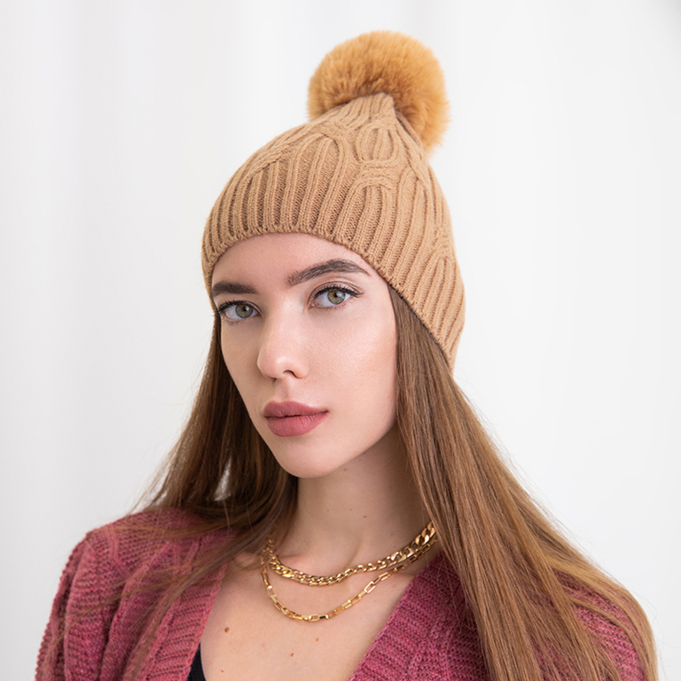 Pălărie cu ciucuri maro deschis - Accesorii