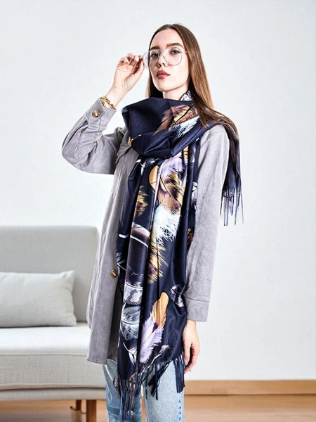 Eșarfă de damă albastru-bleumarin cu un model de pene - Accesorii