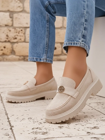 Loafers de damă Callista bej din piele ecologică de tip piele întoarsă pe talpă plată de 4 cm