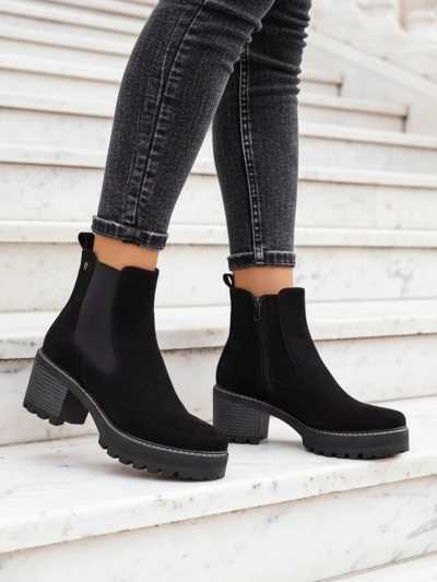 Bocanci pentru femei din eco-suede Royalfashion pe un suport Segori