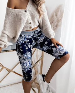 Pantaloni scurti de dama 3/4 florali in culoarea bleumarin si albastru. Îmbrăcăminte de mărimi mari