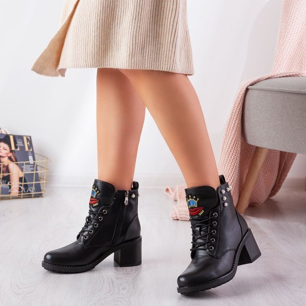 Czarne botki na wyższym słupku z naszywkami Nevadinas - Obuwie