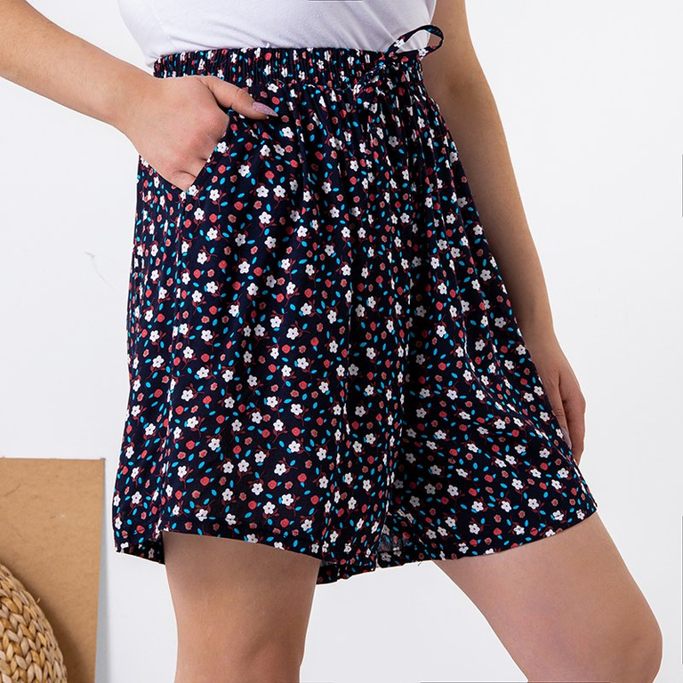 Pantaloni scurți cu flori bleumarin pentru femei - Îmbrăcăminte