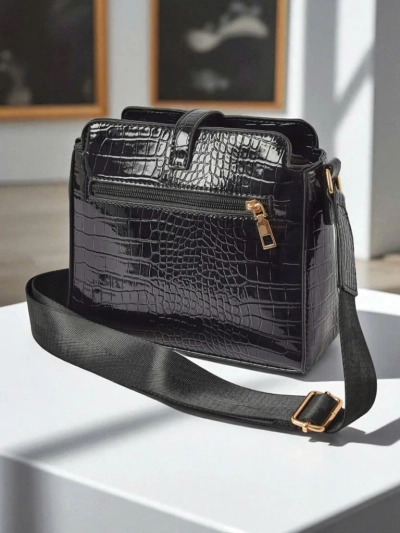 Torba damska Callista Black – mała listonoszka z eko skóry patentowej