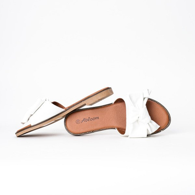 Białe klapki z kokardą Albani - Obuwie