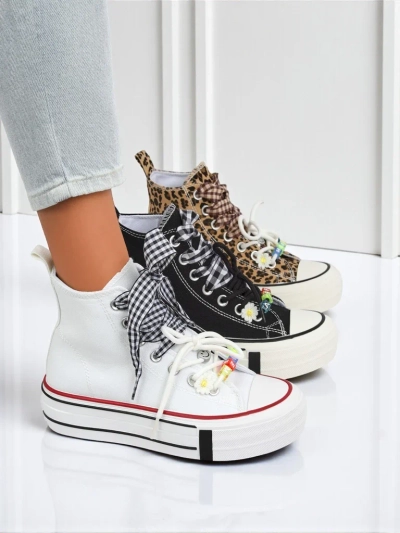 Adidași de damă Callista Bianca – flat alb la modă cu mărgele decorative