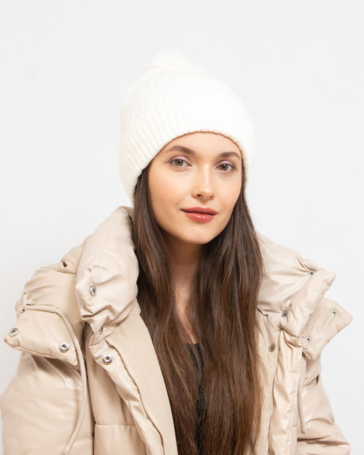 Royalfashion Șapcă izolată albă pentru femei cu pompon
