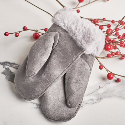 Mănuși gri pentru copii pe șir și mănuși - Mittens
