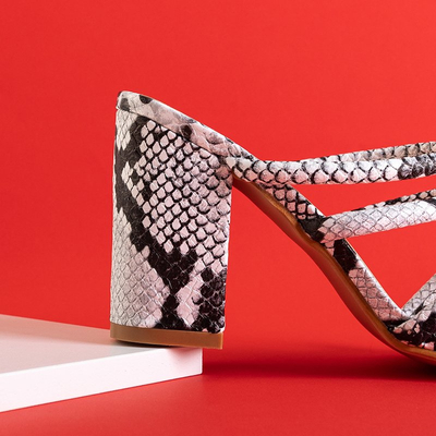 Papuci alb-negru cu relief pe stâlpul superior Furlisa - Încălțăminte