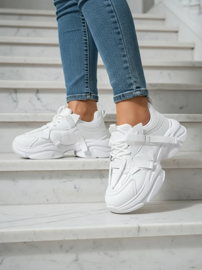 Sneakers de la Giulia Bella cu platformă, de culoare albă