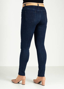 Pantaloni din denim de culoare albastru marin, cu o centură - Îmbrăcăminte