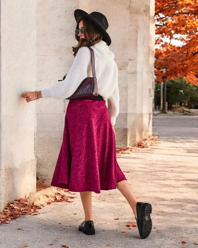 Fusta midi pentru femei Royalfashion. Fusta midi pentru femei, realizată dintr-un material moale. Modelul vine cu o curea. Fundația perfectă pentru multe ținute unice! NOTĂ: Precizia măsurătorilor (+/-)