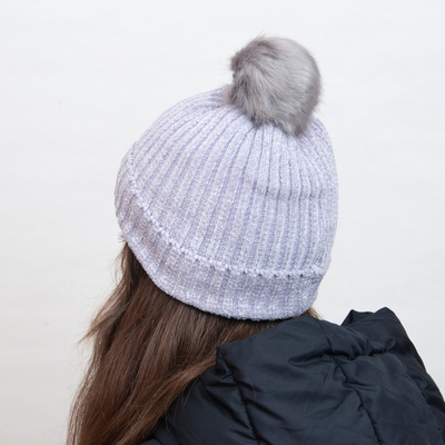 Căciulă izolată gri cu dungi albe și pompon - Accesorii