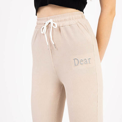 Pantaloni de damă din țesătură bej cu ecuson - Îmbrăcăminte
