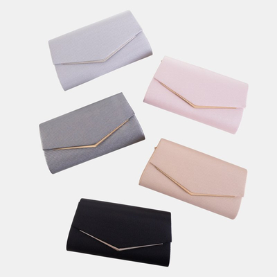 Pungă de strălucire bej strălucitoare pe un lanț - Genți de mână