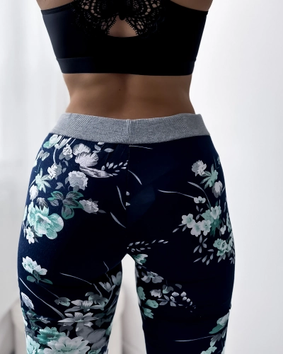 Pantaloni scurți de damă 3/4 bleumarin cu flori verzi PLUS SIZE - Îmbrăcăminte