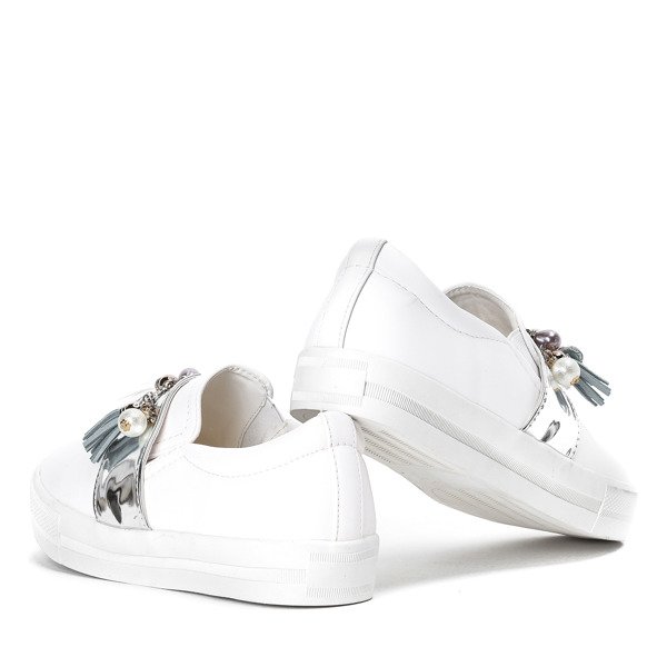 Biało-srebrne tenisówki slip on z zawieszkami Clarette - Obuwie