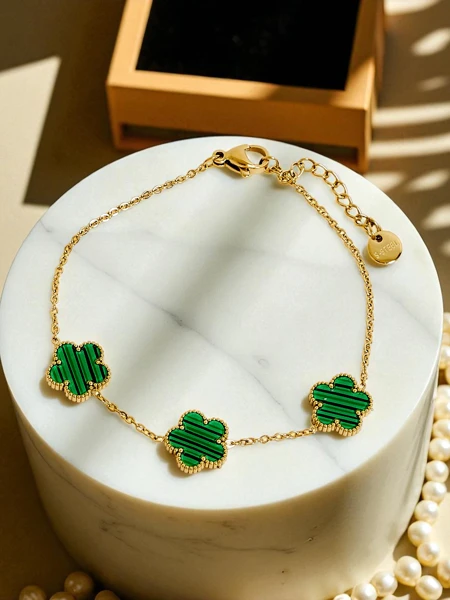 Brățară Aurelia Bianca cu flori în nuanța perlei verzi, placată cu aur