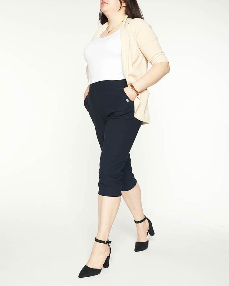 Pantaloni scurți 3/4 PLUS SIZE din țesătură bleumarin de damă - Îmbrăcăminte