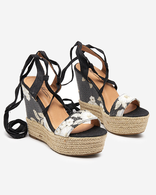 Sandale de damă negre cu flori pe pană Neredit - Pantofi