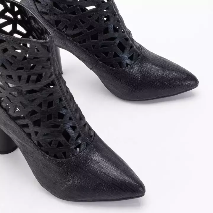 OUTLET Cizme de dama negre cu decupaje pe postul superior Olika - pantofi