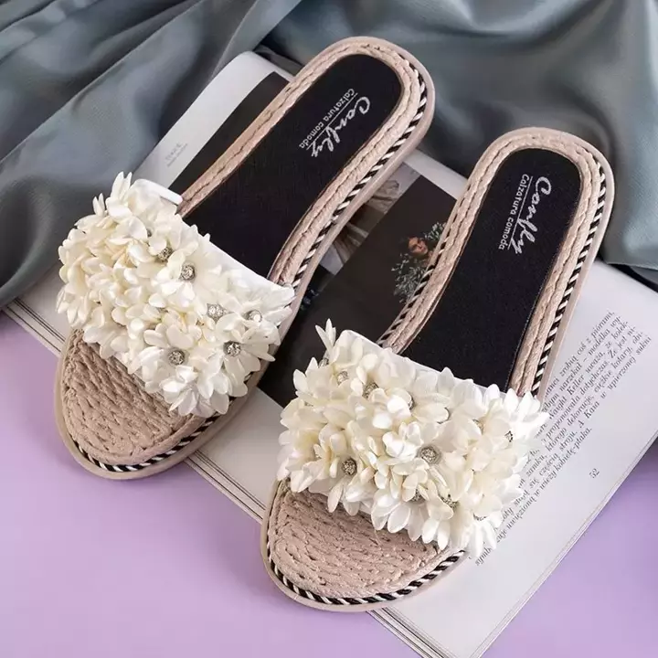 OUTLET Papuci albi pentru femei cu flori Seiov - Încălțăminte