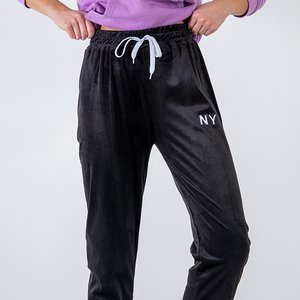 Pantaloni de trening pentru femei negre cu inscripție brodată - Îmbrăcăminte