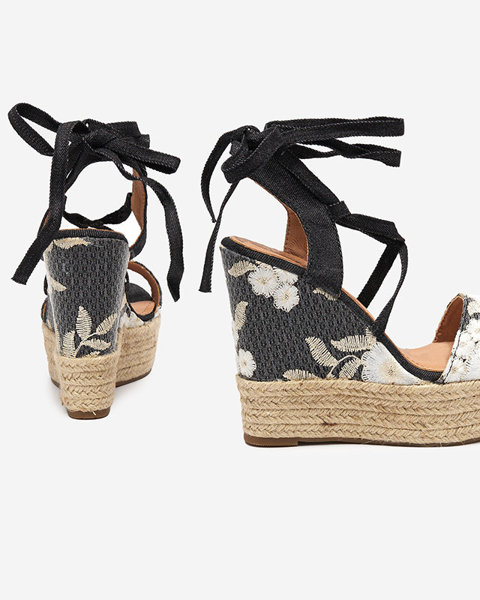 Sandale de damă negre cu flori pe pană Neredit - Pantofi